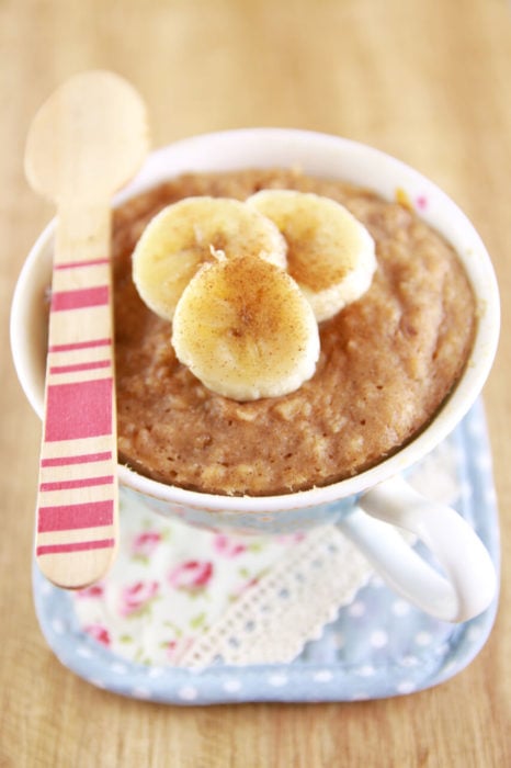 pastel de banana y almendras en una taza