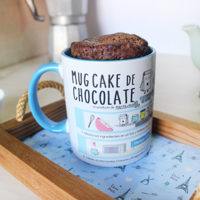 pastel de chocolate en una taza