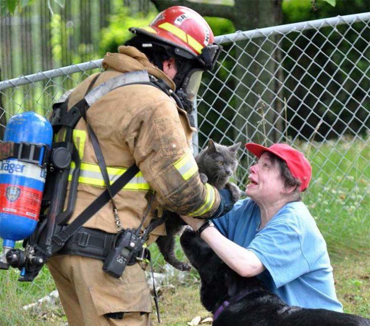 mujer agradece a un bombero que rescató a su gato