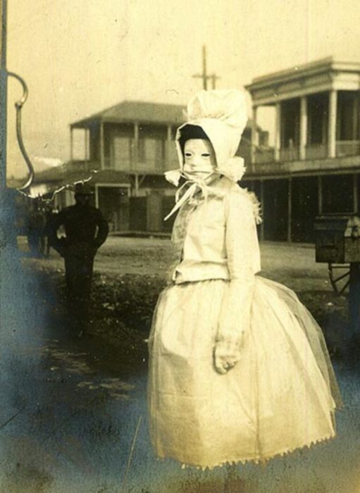 foto antigua de una mujer con máscara