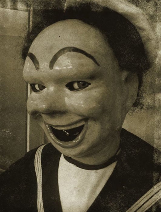 foto antigua de un muñeco sonriendo