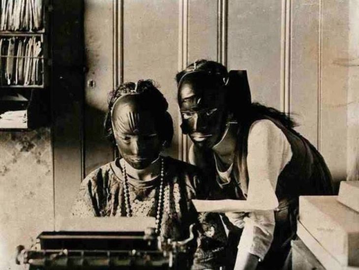 Mujeres usando antiguas máscaras de belleza