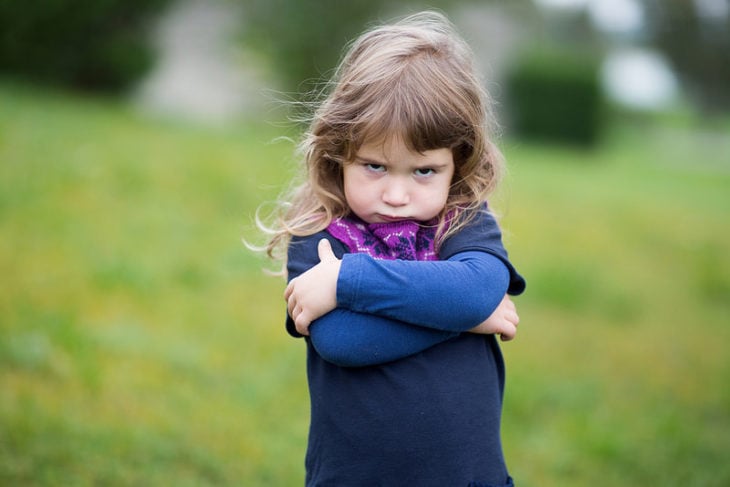 una niña enojada