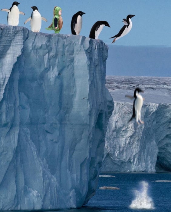 Pingüinos saltando con niño dinosaurio