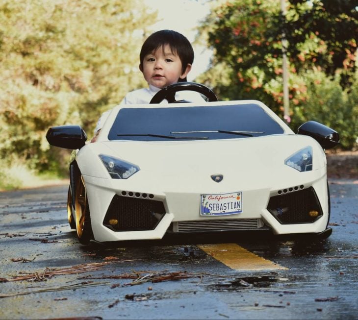 niño en un cochecito 