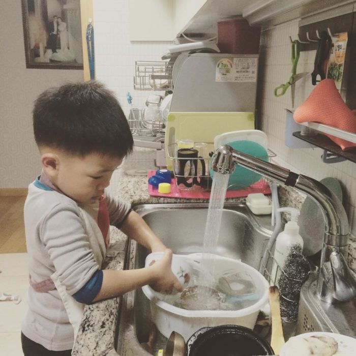 niño lavando la losa 