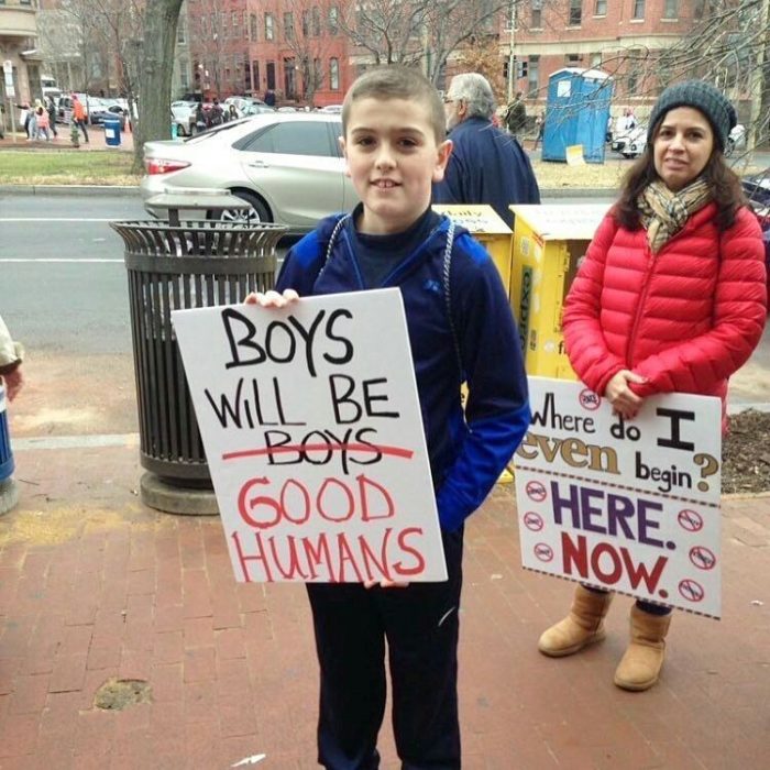 niño en la marcha de la mujer