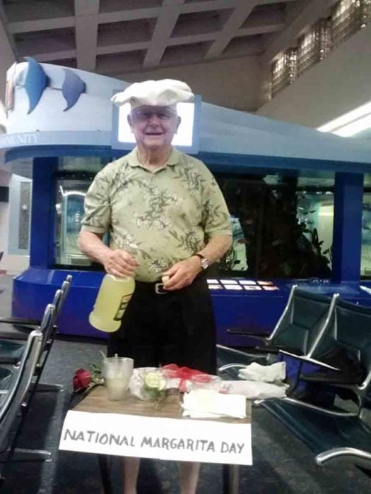 padre cocinando en aeropuerto