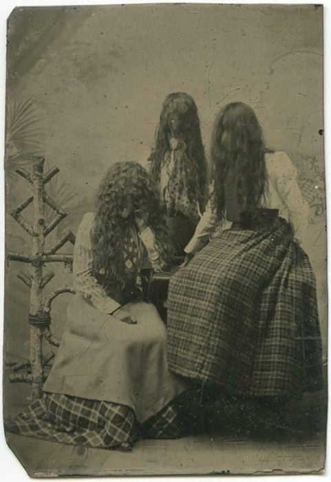 antigua foto de mujeres con cabello largo