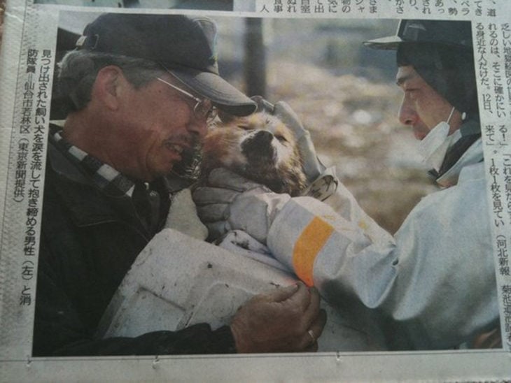 hombre abraza a su perro