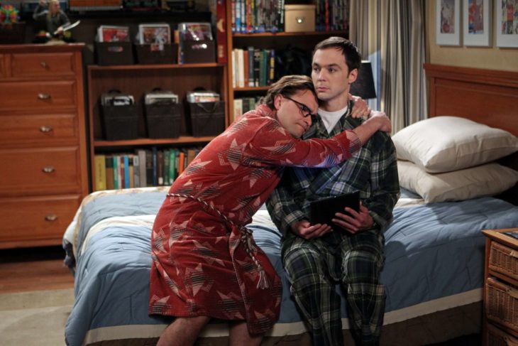 sheldon enfermo y su amigo