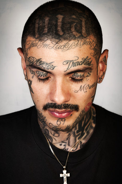 hombre con la cara tatuada