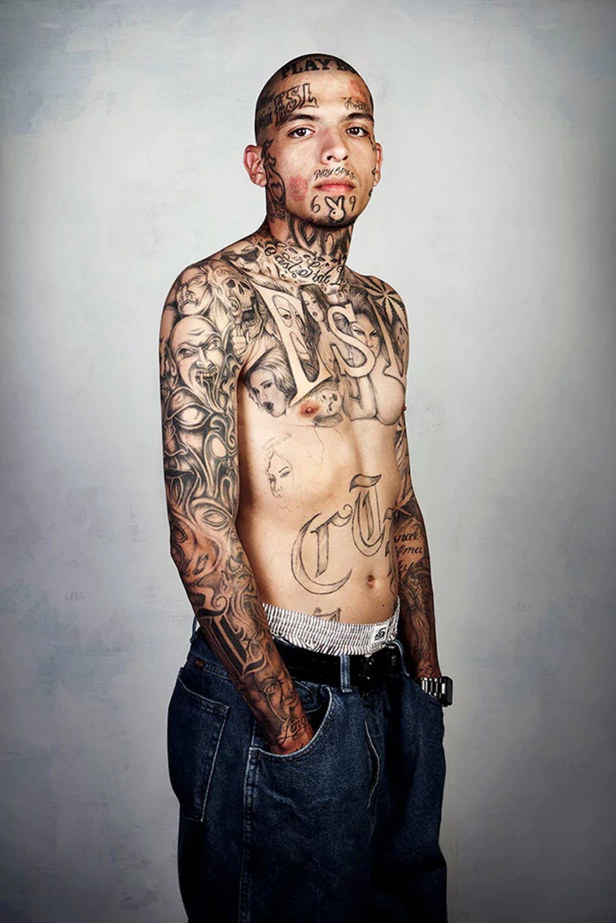 Este fotógrafo borra tatuajes a ex-pandilleros mediante PS