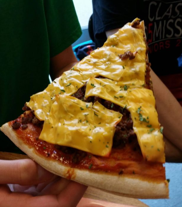 pizza con queso amarillo encima