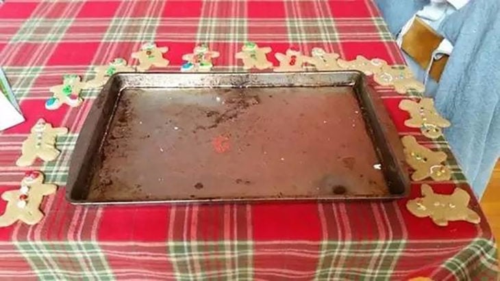 galletas en una mesa alrededor de una bandeja