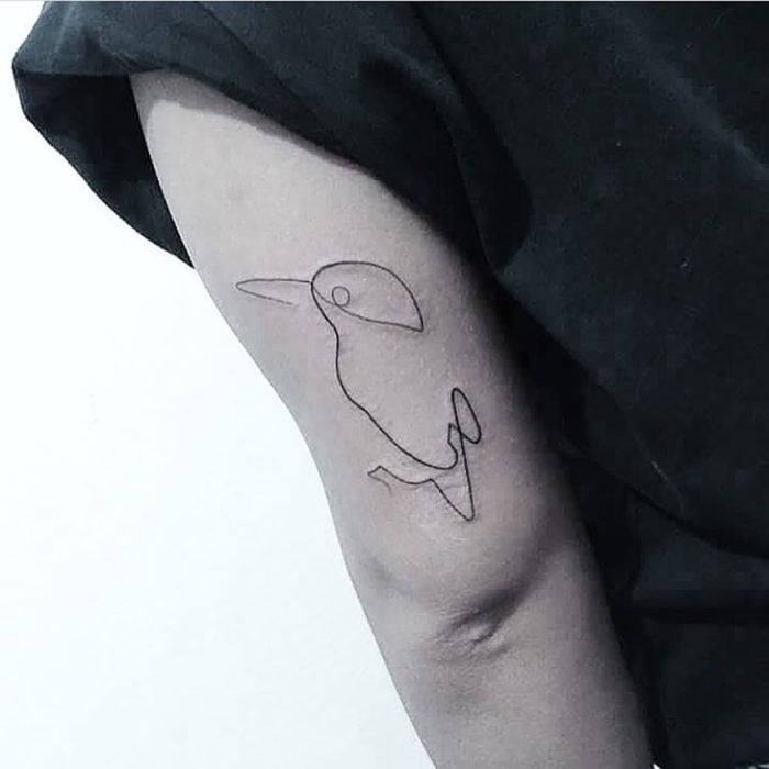 tatuaje de una sola línea de un pájaro