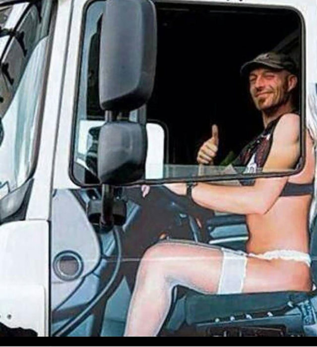 señor en camión con pegatina de mujer 