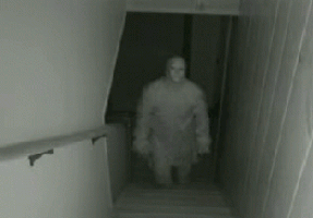 chico vestido de momia se cae de las escaleras