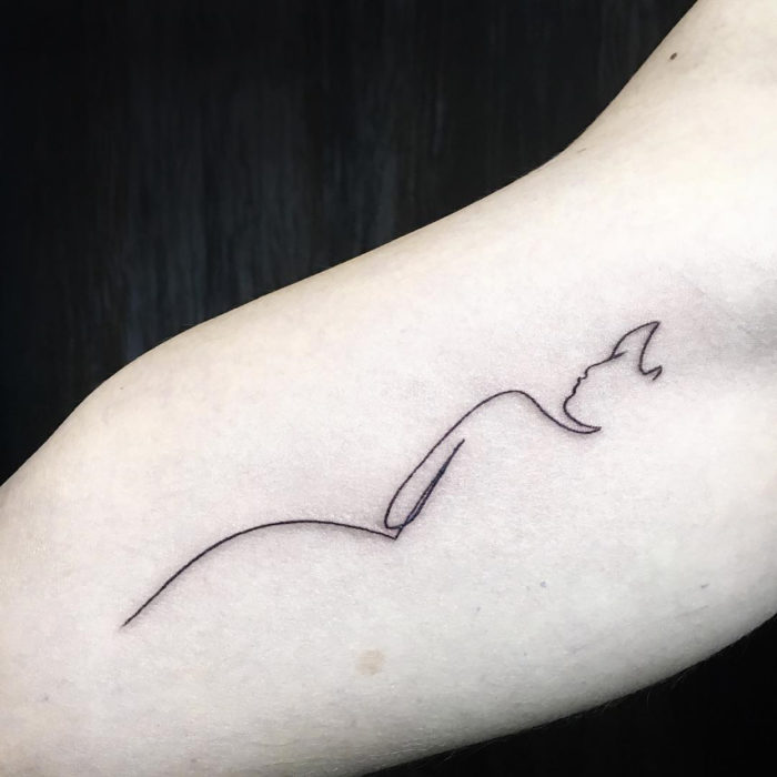 tatuaje de una sola línea de una silueta de mujer