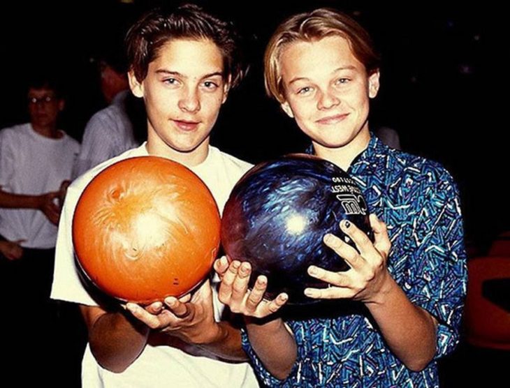 tobey maguire y leonardo dicaprio jugando bolos cuando eran niños