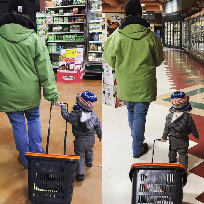 niño sostiene un carrito de supermercado