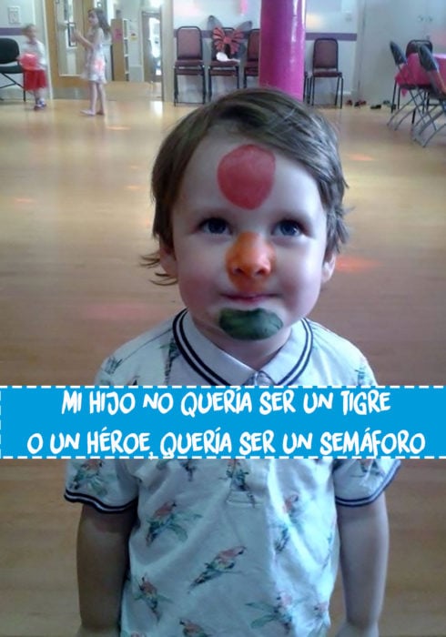 niño con cara pintada de semáforo