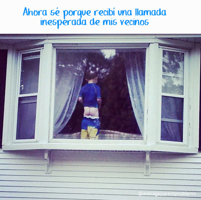 niño enseña el trasero en una ventana