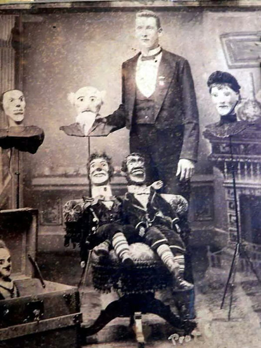 antigua foto de ventrículo con sus muñecos 