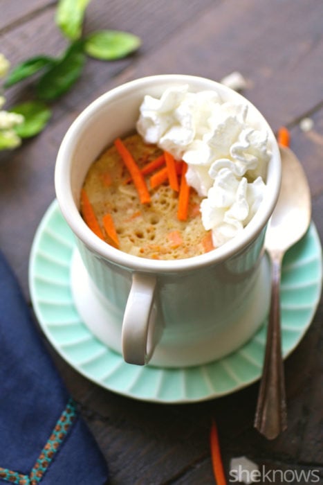 pastel de zanahoria en una taza