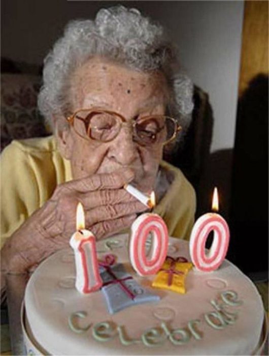 abuelita 100 años cigarro