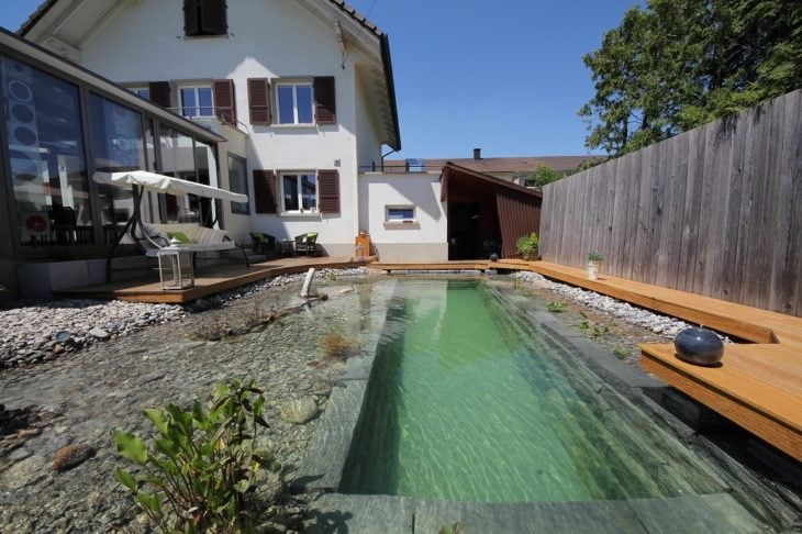 casa con un patio trasero hermoso con un estanque