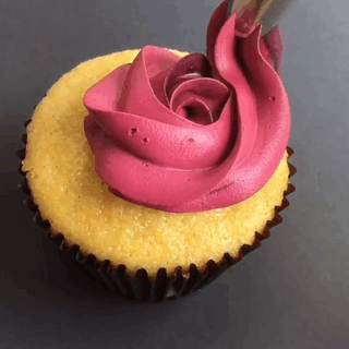pastelito con crema batida rosa