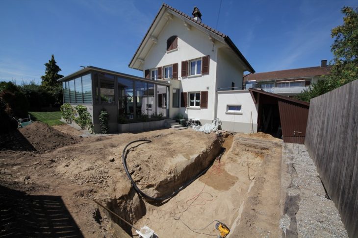 foto de una casa y su patio trasero en construcción