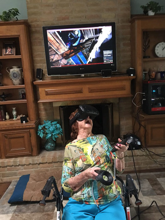 abuela jugando realidad virtual