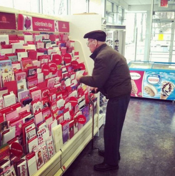 Señor mayor escogiendo una tarjeta de san valentin 