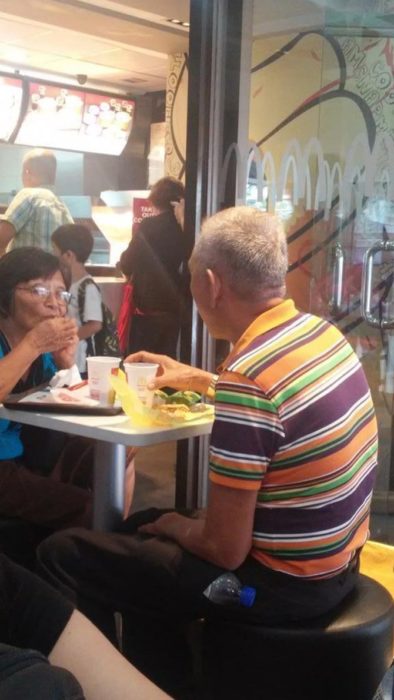 Pareja mayor comiendo juntos 