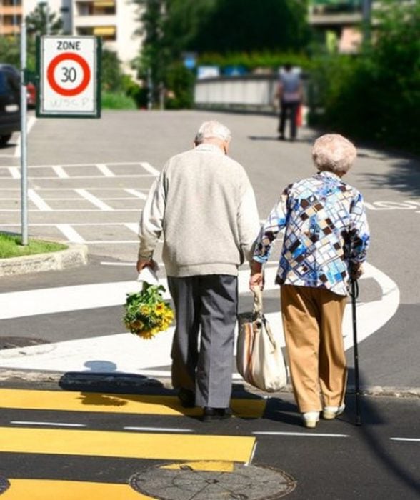 Pareja de viejitos cruzando la calle