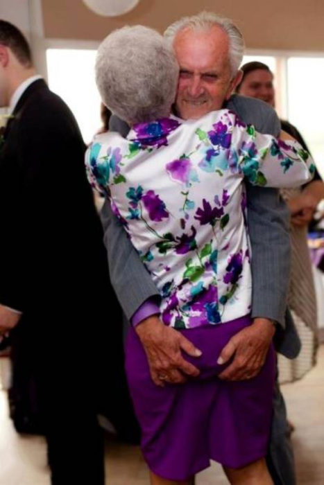 Señor bailando con su esposa y agarrandole el trasero 