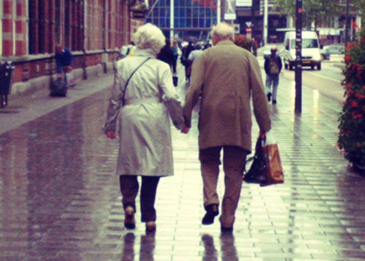 pareja mayor paseando tomados de la mano 