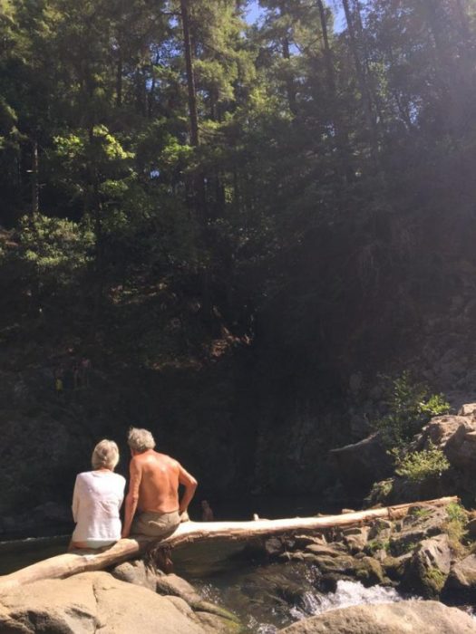 Pareja mayor disfrutando la naturaleza