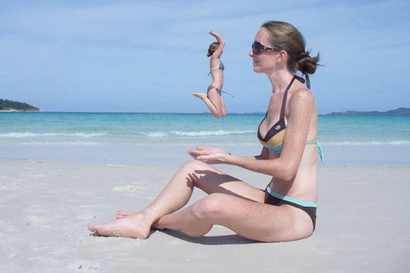 Fotografías tomadas en el momento exacto playa mujer sentada y otra saltando 