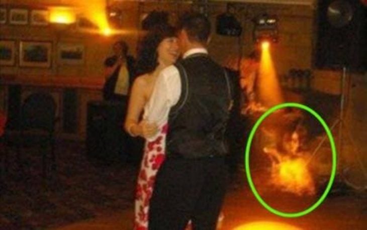 foto baile pareja se ve un fantasma por ahi 