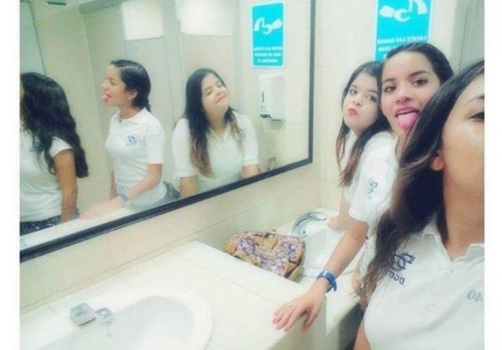 selfie amigas baño, el reflejo es distinto 