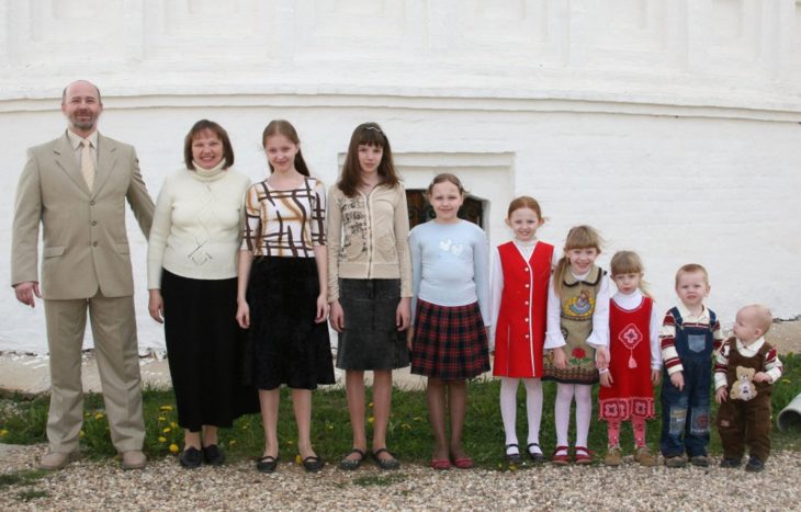 familia de niñas y al final dos niños 