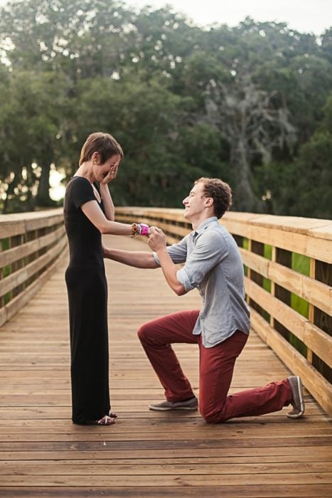 foto de hombre porponiéndole matrimonio a mujer 