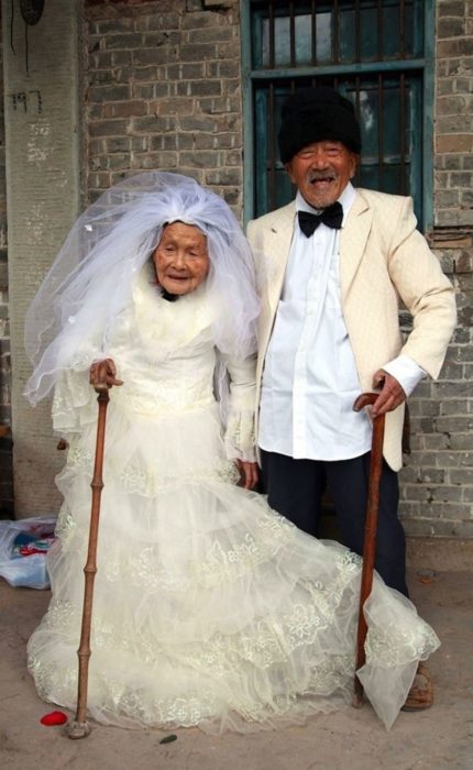 foto de boda de pareja que se casa ya viejitos 