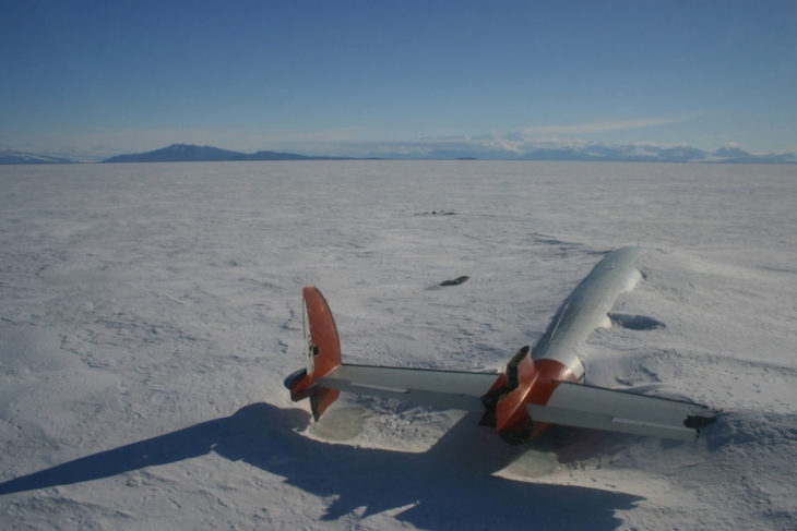 avión abandonado en el desierto 