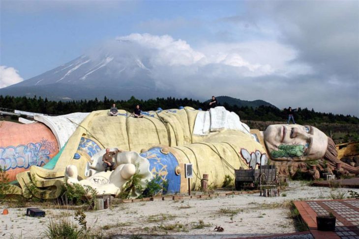 parque de gigantes abandonado