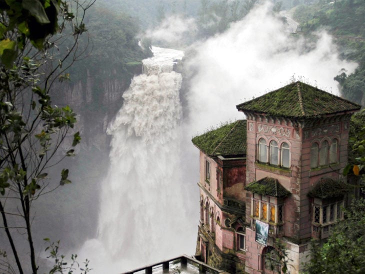 castillo al lado de una cascada