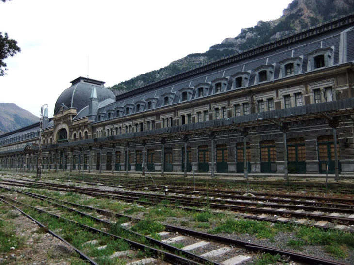 estacion de trenes abandonada 